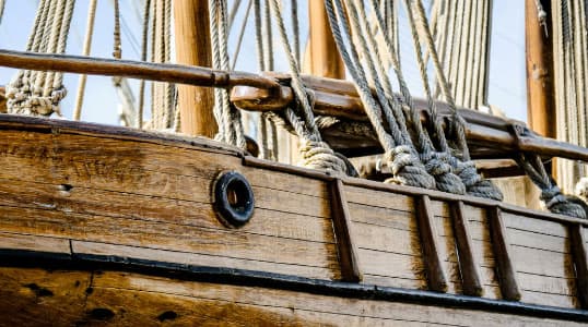 木造船の継ぎ目のコーキングや防腐剤